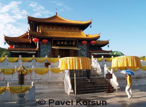 Буддийский храм и дувушка под зонтиком в солнечный день