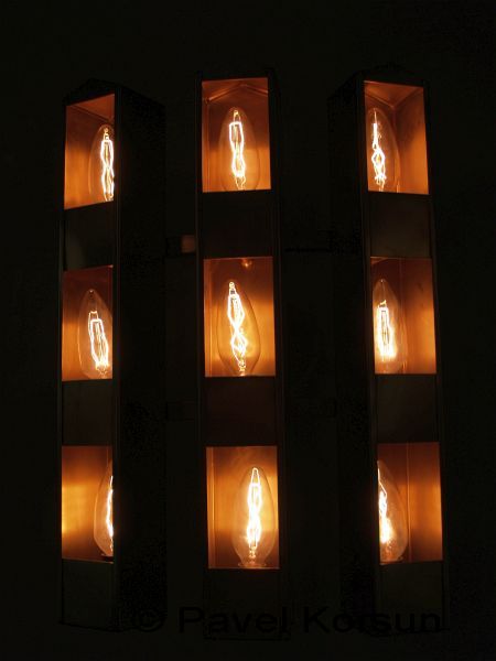 Девять электрических лампочек светящихся как свечи в темноте