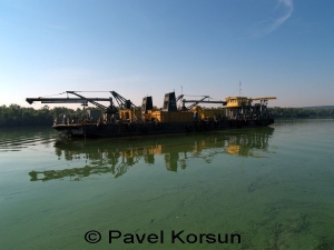 Днепропетровск - Судно - экскаватор, углубитель дна и  цветущая  зелеными водорослями река Днепр
