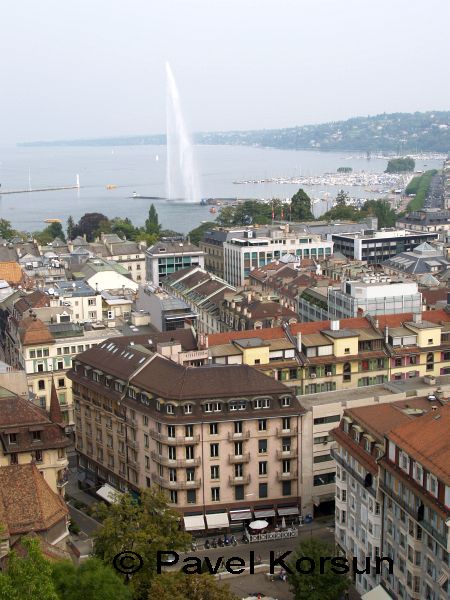 Женева - городской вид на фоне бьющего фонтана